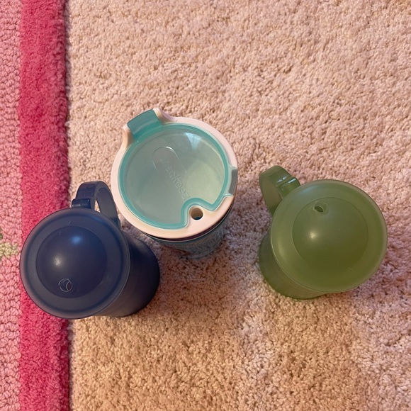 One snackeez and two cups with lids. - Picture 3 of 3